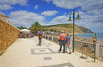 Strandpromenaden i byen Praia da Luz på Algarvekysten, Portugal