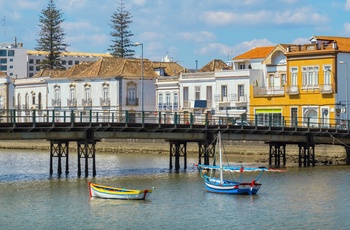 Tavira ved Gilao-floden, Portugal