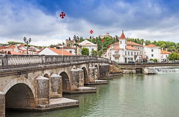 Bro over floden Nabão til Tomars gamle bydel - det centrale Portugal