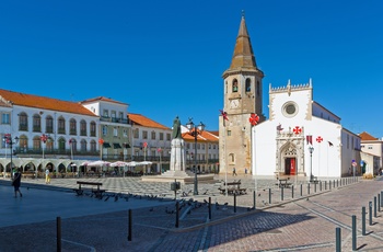 Bytorvet i Tomar med en katolsk kirke - det centrale Portugal