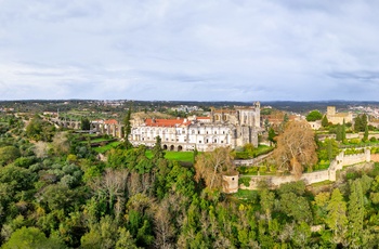 Luftfoto af borgen og Kristi klosteret i Tomar - det centrale Portugal