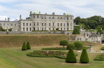 Powerscourt House and Gardens, Co Wicklow - Powerscourt House set fra den flotte have (Foto - Courtesy Failte Ireland)