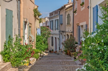Smal gade i Arles, Provence i Frankrig