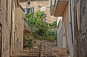 Smal gade og trapper i Greoux-les-Bains, Provence i Frankrig
