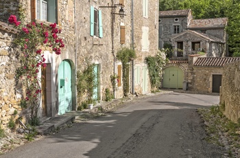 Smal gade i Salavas i Provence, Frankrig