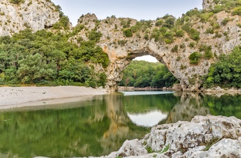 Vallon Pont d’Arch og floden Ardeche, Provence i Frankrig