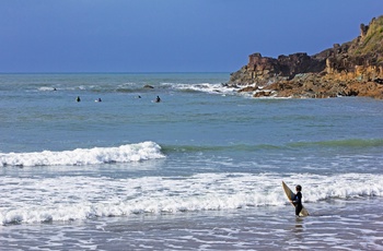 Surfing fra strand ved Agnes Water på Capricorn Coast - Queensland