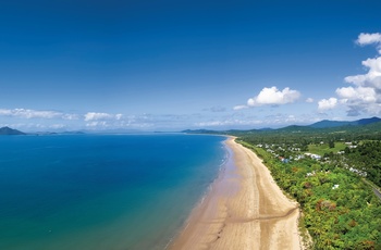 Luftfoto af kyststrækningen med lækre strande ved Mission Beach - Queensland