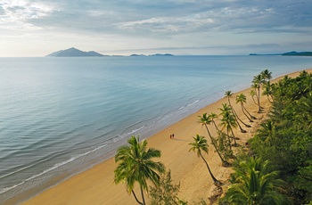 Luftfoto af kyststrækningen med lækre strande ved Mission Beach - Queensland