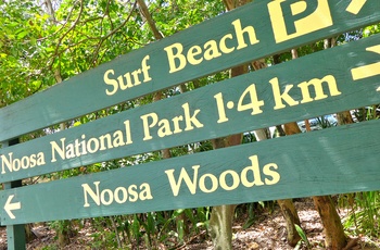 Skilt til nationalpark og strand i Noosa Heads i Queensland - Australien