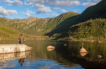 Hiker ved smuk sø i Gaspésie National Park, Quebec i Canada