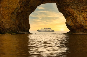 Turbåd ved Percé Rock, Quebec i Canada