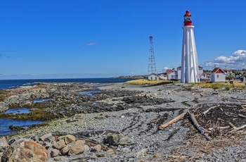 Byen Rimouski, museet og fyrtårnet ved Saint Lawrence floden i Quebec - Canada