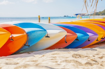 Farverige kajakker på strand nord for Cairns - Queensland