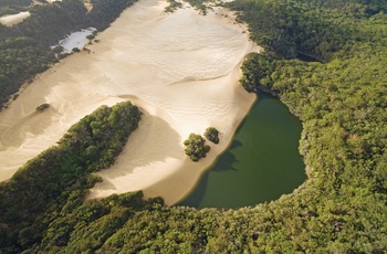 Luftfoto af Fraser Island, Queensland i Australien - "Copyright – Tourism and Events Queensland"