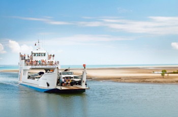 Lille bilfærge til Fraser Island, Australien - ”Copyright – Tourism and Events Queensland”