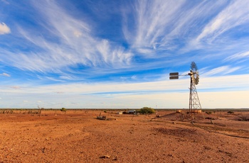 Vindmølle midt i Queensland outback i Australien