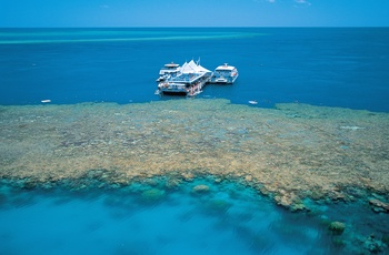 Whitsunday Island - katamaraner ved bådbro ved Hardy Reef, Australien - copyright Jason Hill and Tourism & Events Queensland