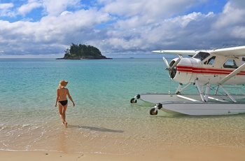 Whitsunday Island - ung kvinde ved vandflyver på lækker strand, Australien - copyright Jason Hill and Tourism & Events Queensland