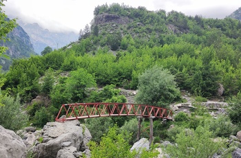 Rød bro mod Grunas vandfaldet i Theth National Park - Albanien