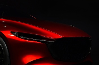 Fronten af rød metallic moderne Mazda