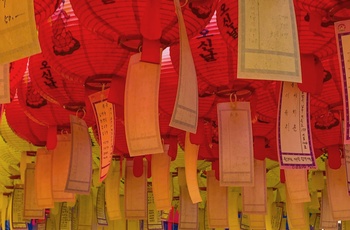 Røde blå og gule lanterner i Gyeongji - Foto: Jakob Reipschlager, Unsplash
