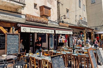 Restaurant og bar i Bonifacio på Korsika - Foto: Georges GTS, Unsplash