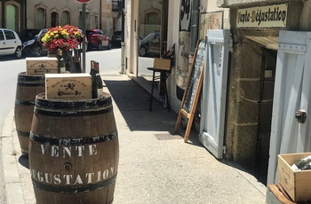 Fin gammel vinbutik i byen Chateuneuf-du-Pape i Rhônedalen