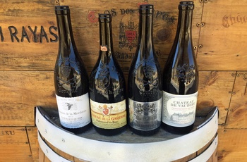 Vinflasker i vinbyen Chateauneuf-du-pape i Rhônedalen