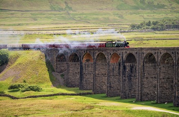 Damplokomotivet Flying Scotsman på vej over Ribblehead viadukten