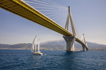 Sejlskib under Rio-Antirrio-broen der forbinder fastlandet med Peloponnes-halvøen - Grækenland