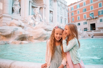 2 piger ved Trevi fontænen i Rom, Italien