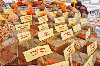 Stand med krydderier på marked i Rom