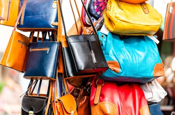 Farverige lædertasker på marked i Rom