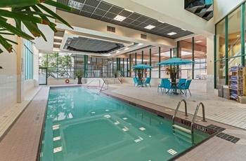 Rosedale on Robson i Vancouver, BC i Canada - Indendørs pool