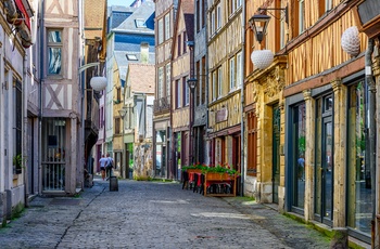 Idyllisk gade med bindingsværkshuse i Rouen, Normandiet i Frankrig