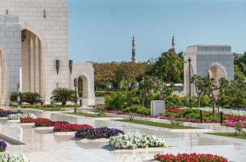 Smuk anlagt have udenfor Royal Opera House i Muscat - Oman