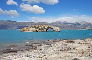 Klippeformationen  Arco de Piedra i søen Lago Posadas i Argentina, Patagonien