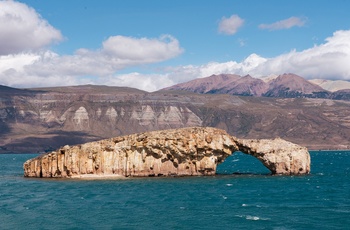 Klippeformationen  Arco de Piedra i søen Lago Posadas i Argentina, Patagonien