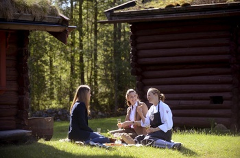 Søstrene Storaas, Norge