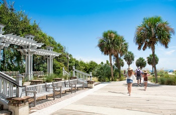 Familie slentrer en tur på strandpromenaden - Hilton Head Island, South Carolina i USA