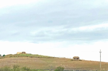 Bunkerne ligger spredt rundt i landskabet