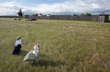 Udklædte guider foran Fort Battleford National Historic Site of Canada - © Parks Canada