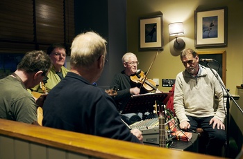 Live musik på West Highland Bar i Portree på Isle of Skye i Skotland - foto: Per Joe Photography