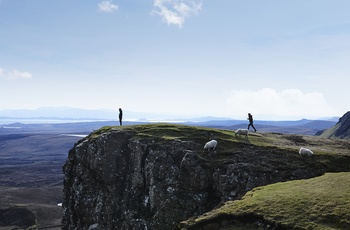 Ud på klippekanten i bjergområdet The Quiraing på Isle of Skye, Skotland