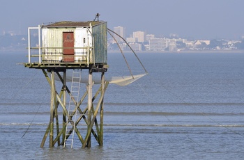 Saint Nazaire - fiskerhytte med byen i baggrunden, det nordvestlige Frankrig