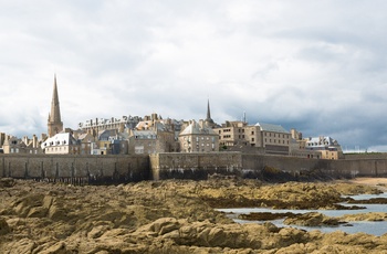 Saint-Malo og dens bymure set fra Fort National
