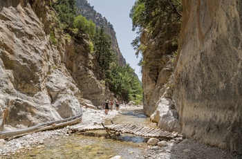 Turister på vej gennem Samaria-kløften på Kreta - Grækenland