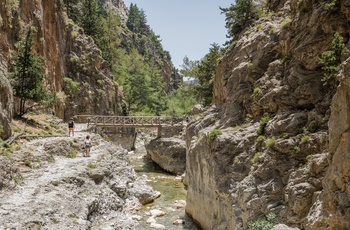 Turister på vej gennem Samaria-kløften på Kreta - Grækenland