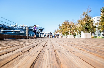 Promenade forbi USS Midway i San Diego, Californien i USA